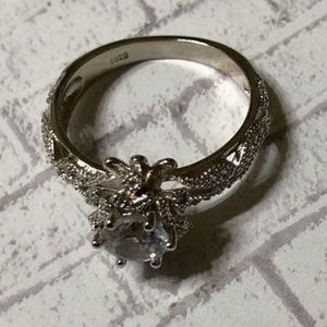 SILVER FLOWER STYLE RING w/lots Of detail